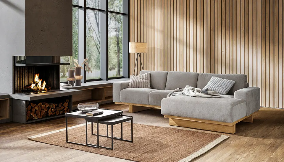 Wohlig. Warm. Zeitlos.   Dieses Wohnzimmer bringt die perfekte Balance aus Natürlichkeit und modernem Design. Ein Ort zum Ankommen und Durchatmen – mit Kaminfeuer, Holz und weichen Stoffen.